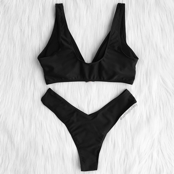 ❤️SALE❤️ Black zip cheeky bikini set - Picture 3 of 4